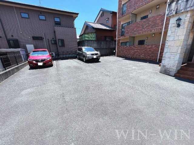 プランドール THREEの駐車場