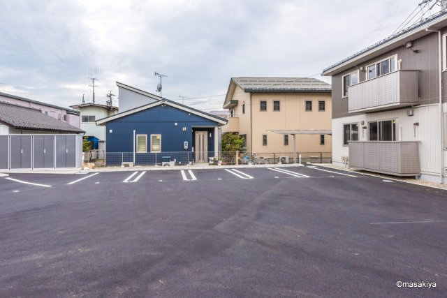 サウンドコートの駐車場