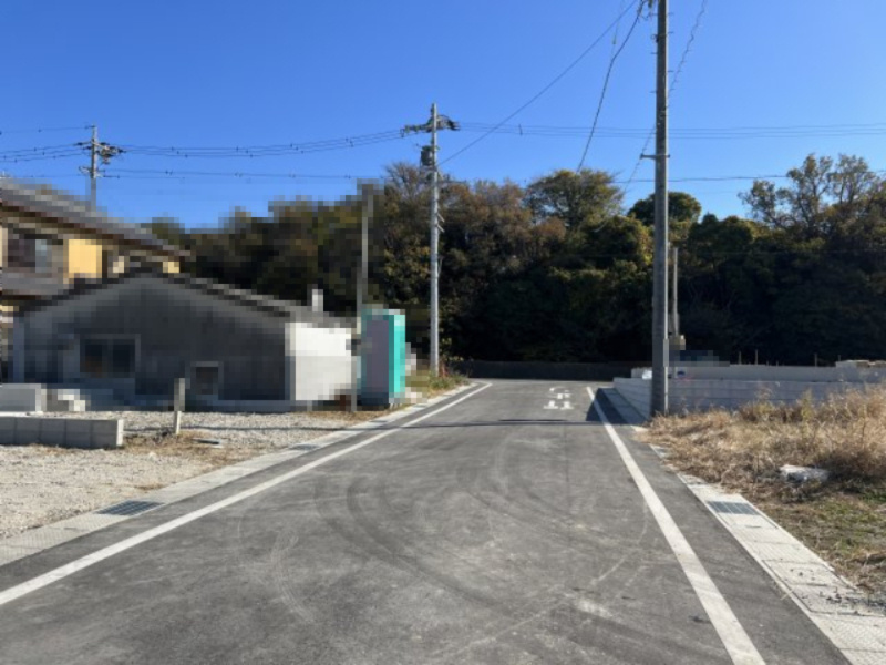 高浜市春日町新築戸建　6号棟の前面道路含む現地写真|高浜市春日町新築戸建前面道路写真です。北側公道約6ｍ