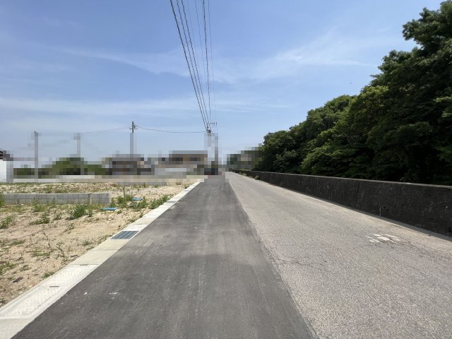 高浜市春日町新築戸建　6号棟の前面道路含む現地写真|高浜市春日町新築戸建前面道路写真です。東側公道約6ｍ
