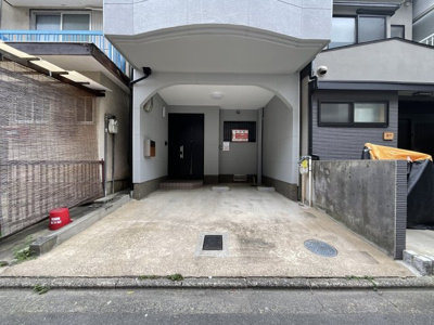 【駐車場】 | 中京区壬生神明町　中古戸建 | 《駐車場スペース》奥行 約5ｍ　幅 約3.49ｍ(車止部分約2.18ｍ)