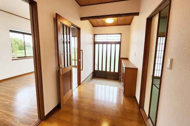 山武市松尾町八田　中古戸建の玄関|一条工務店施工 敷地約388坪 ５SLDK 食洗器付き 内外装リフォーム済み令和5年2月 