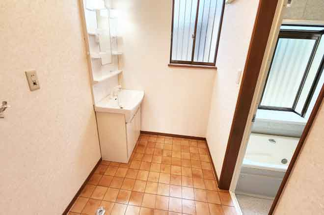 山武市松尾町八田　中古戸建の独立洗面台|一条工務店施工 敷地約388坪 ５SLDK 食洗器付き 内外装リフォーム済み令和5年2月 