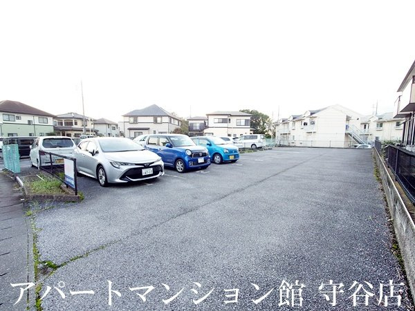 クレール絹の台Eの駐車場