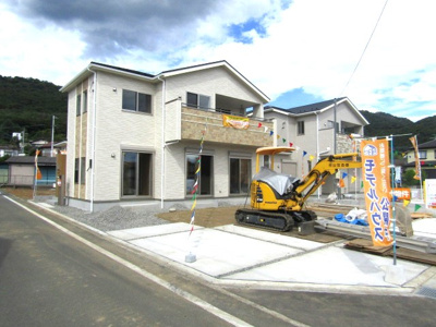 【前面道路含む現地写真】 | ブルーミングガーデン　甲府市山宮町　1号棟 | 前面道路含む現地写真です