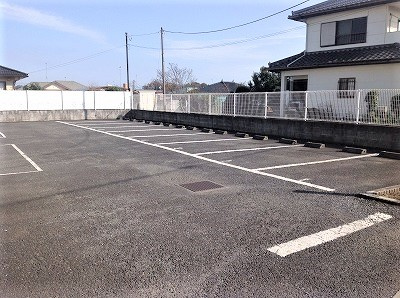 レオパレストゥルプの駐車場