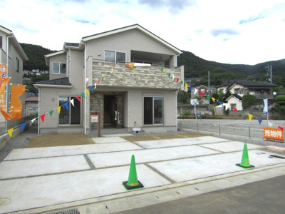 【駐車場】 | ブルーミングガーデン　甲府市山宮町　2号棟 | 駐車場があるので、車を買う予定の方も安心です