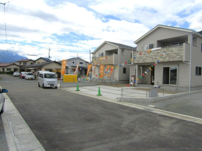 【前面道路含む現地写真】 | ブルーミングガーデン　甲府市山宮町　2号棟 | 前面道路含む現地写真です