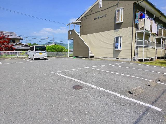 ガーデンハイツの駐車場|車をお持ちの方に嬉しい駐車場付きの物件です