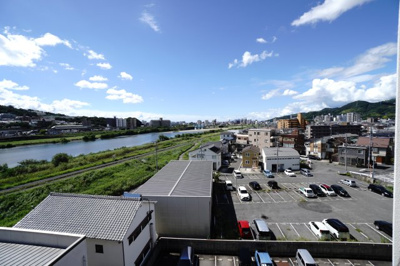 【展望】 | 【上質リノベ】セントラルメゾン祇園 | 【四季を感じる】
四季の移ろい・爽やかな青空や風を感じられ
自然を愉しめるパノラマビュー。
毎日の暮らしに余裕を感じさせてくれる、
遮る物の無い開放的な眺望を是非、ご堪能ください。