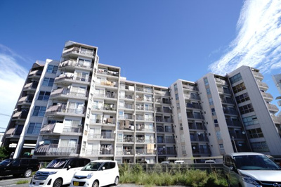 【外観】 | 【上質リノベ】セントラルメゾン祇園 | 【雁行型】
マンション形状の一つで、それぞれの住戸をずらして配置する個性的外観タイプ。
建物を上から見た際に、雁が群れで飛ぶときの隊列の形に似ています！
各住戸の独立性が高く、採光や通風に優れています