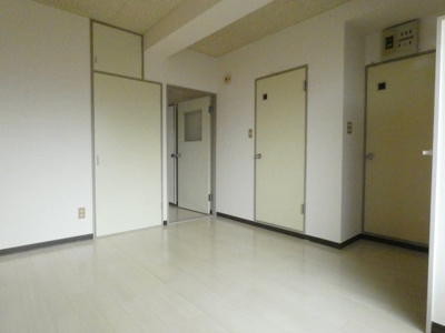 【居間・リビング】 | マンション中野 | こちらの居間で趣味の時間をお楽しみください