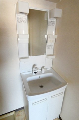 【独立洗面台】 | マンション中野 | 朝の身支度に便利な独立洗面台完備。