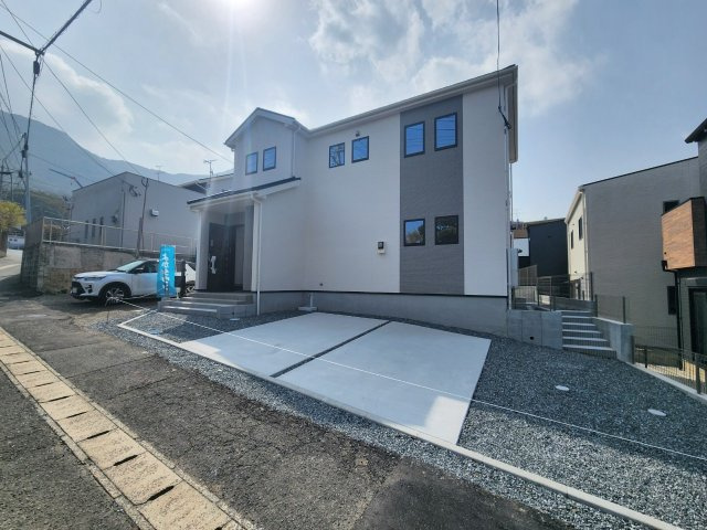 ーFITーフィットー小倉北区足立１丁目1期【小倉北区　新築戸建て】の前面道路含む現地写真|駐車スペースは3台可能♪