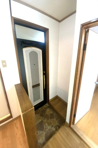 山城コーポＡ号棟の玄関