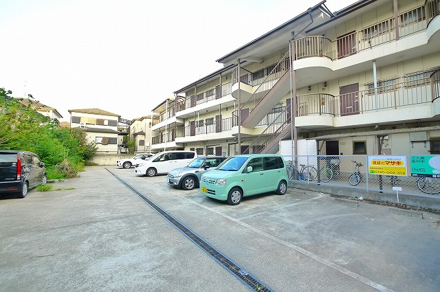 リバーサイド新大宮の駐車場