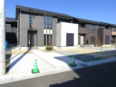 【駐車場】 | タマタウン笛吹市春日居町鎮目　3号棟 | 車をお持ちの方に嬉しい駐車場付きの物件です