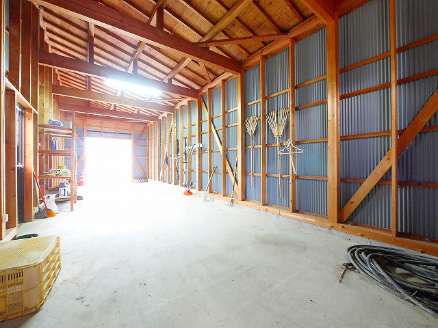 大安寺借地貸倉庫の内装