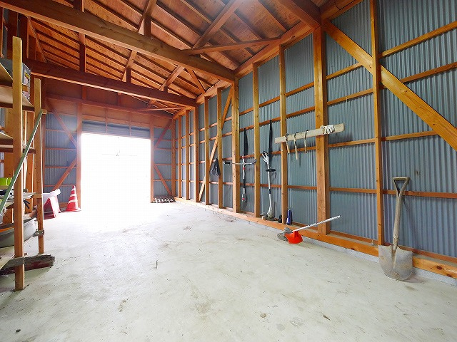 大安寺借地貸倉庫の内装