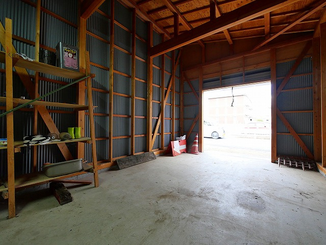 大安寺借地貸倉庫の内装