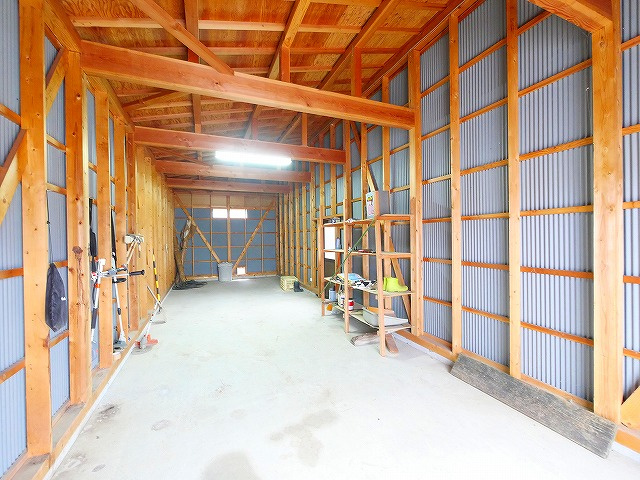 大安寺借地貸倉庫の内装