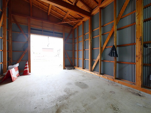 大安寺借地貸倉庫の内装