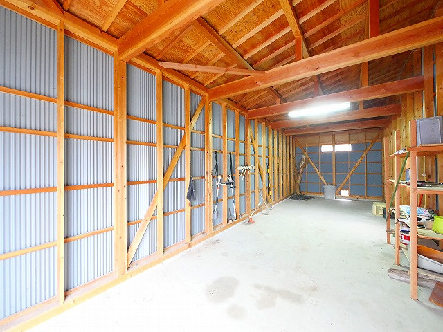 大安寺借地貸倉庫の内装