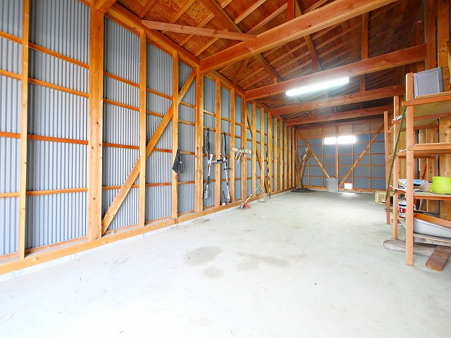 大安寺借地貸倉庫の内装