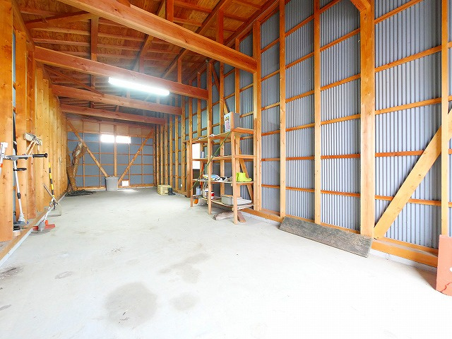 大安寺借地貸倉庫の内装