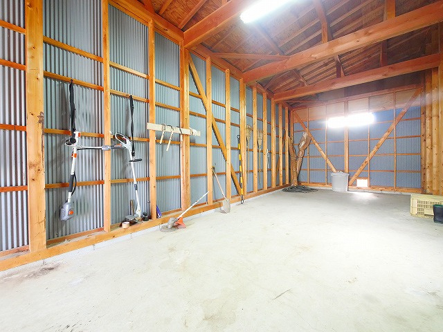 大安寺借地貸倉庫の内装