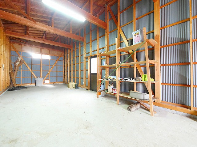 大安寺借地貸倉庫の内装