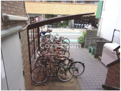 【その他共用部分】 | ルミエール垂水 | 屋根付き自転車置き場です。