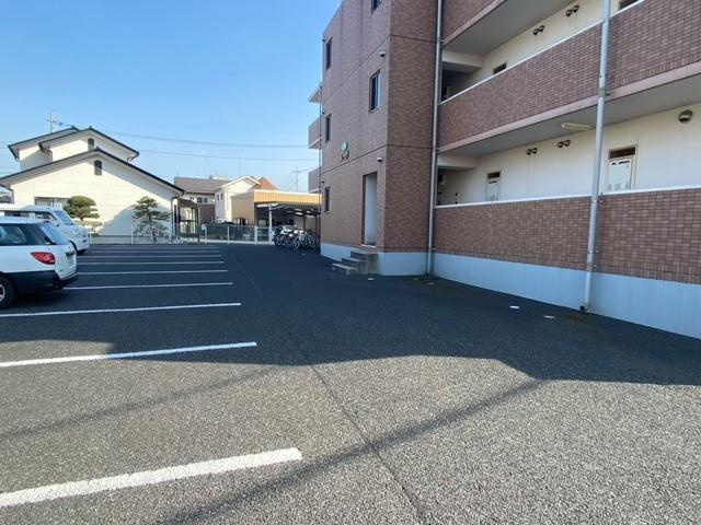 【駐車場】 | レーヴ | 駐車場