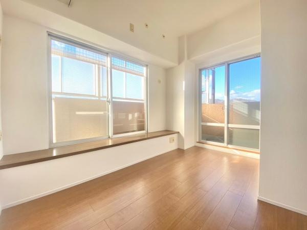 シャルマンフジ岩出の洋室|【洋室】
2面採光の明るい洋室です