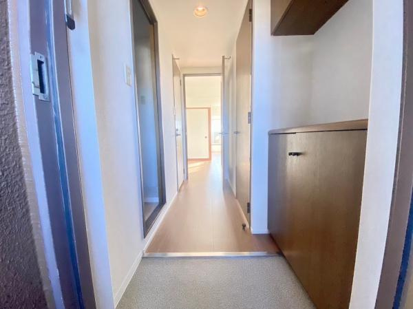 シャルマンフジ岩出の玄関|【玄関】
シューズボックスもついているので片付いた玄関がキープできます！