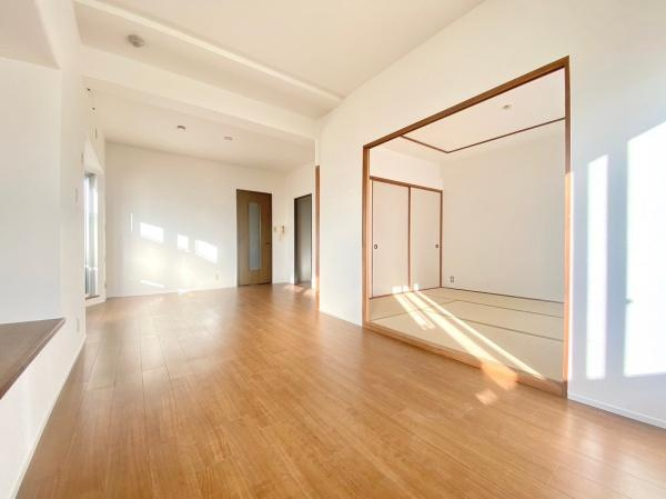 シャルマンフジ岩出の居間・リビング|【リビング】
明るい14帖のリビングです