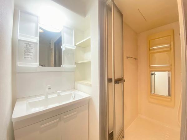 シャルマンフジ岩出の独立洗面台|【洗面所】
清潔感ある洗面所