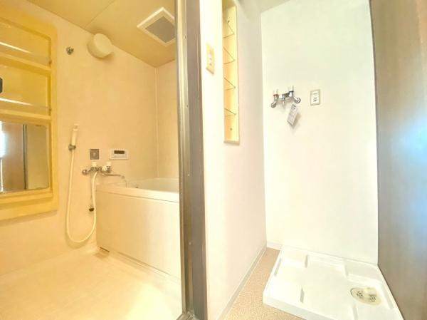 シャルマンフジ岩出の浴室|【浴室】
深めの浴槽なので肩までしっかり浸かれます