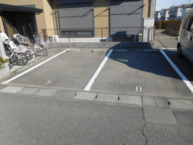 グランシード中島の駐車場