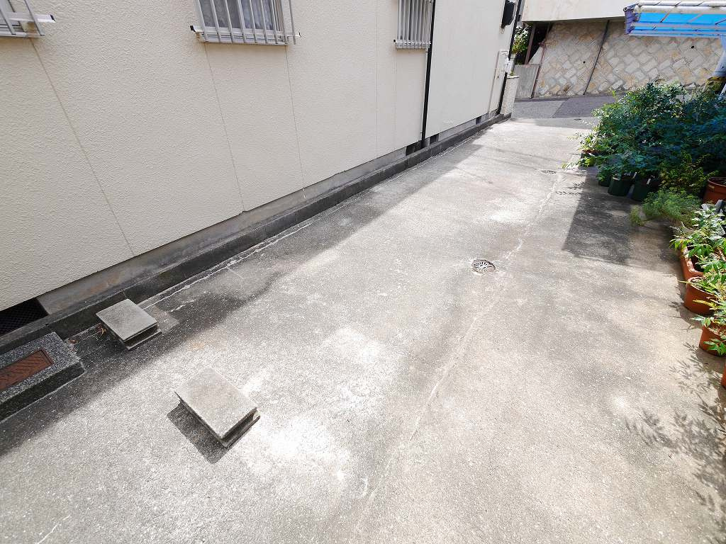 千鳥が丘3丁目戸建の駐車場|小型車なら2台可能（サイズ現地要確認）