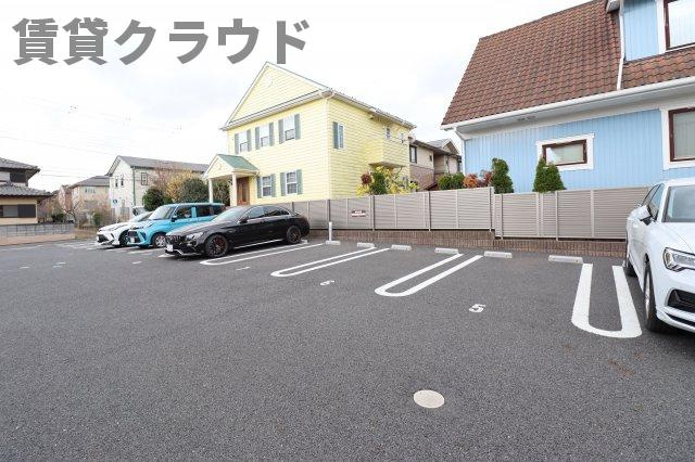 グリシーヌ 　フルールの駐車場|車をお持ちの方に嬉しい駐車場付きの物件です