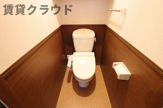 グリシーヌ 　フルールのトイレ|腰壁が統一感のあるお部屋の雰囲気を演出♪
