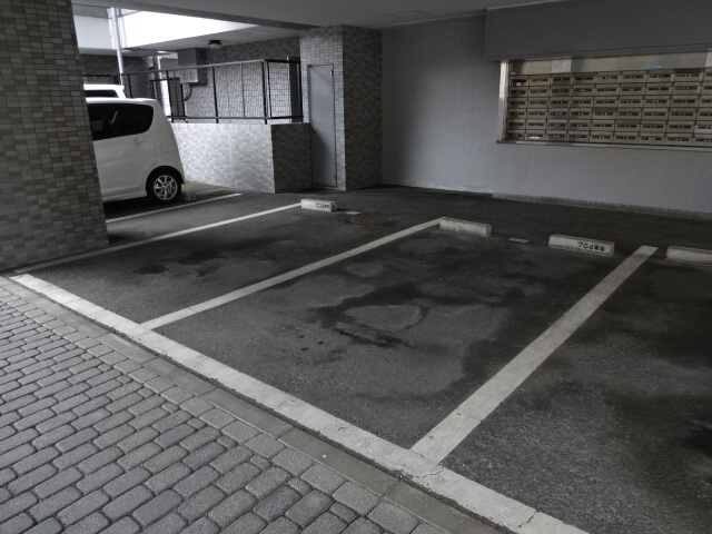 アルコート高岡の駐車場