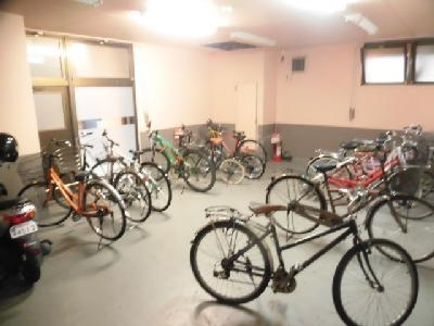 サイト烏丸三条町の駐車場|屋内駐輪場