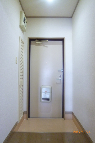 サンシャインコート東合川【キャッシュバック対象物件】の玄関|明るい玄関です