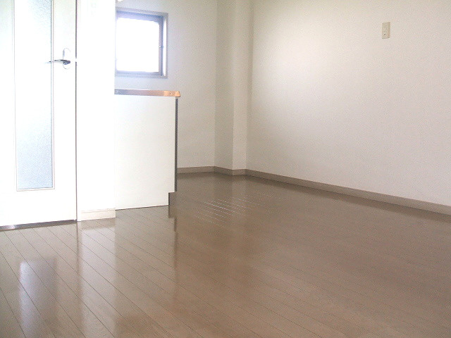 サンシャインコート東合川【キャッシュバック対象物件】の居間・リビング|こちらの居間で趣味の時間をお楽しみください