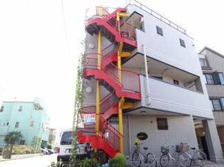 【外観】 | 赤い螺旋階段が目を引きます