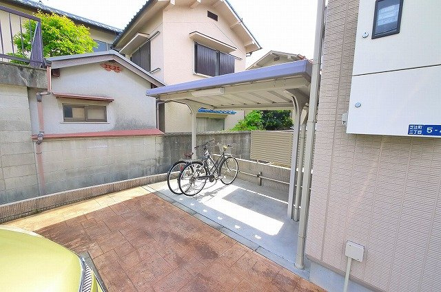 サンハイツ芝辻のその他共用部分|屋根付きの駐輪場です