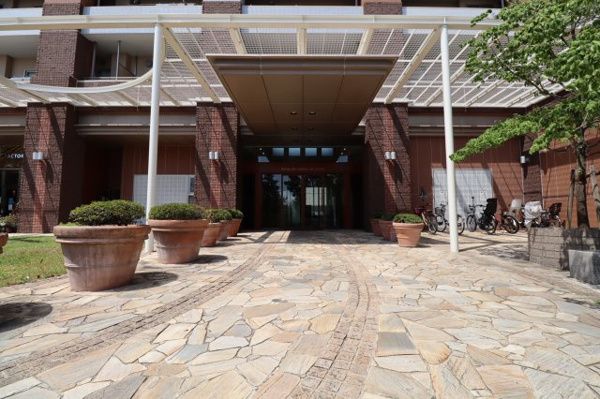 【エントランス】 | 【エントランス入口】レンガ調の外壁は温かみのある色合いです！