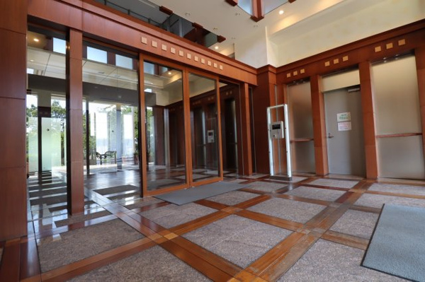 【エントランス】 | 【エントランス風除室】木調の風除室です！オートロック付きでセキュリティもばっちりです◎